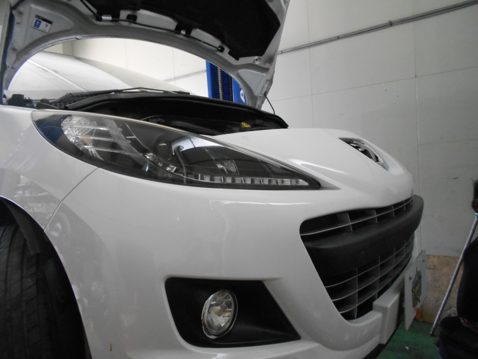 プジョー207　1.6GT　ヘッドライト交換